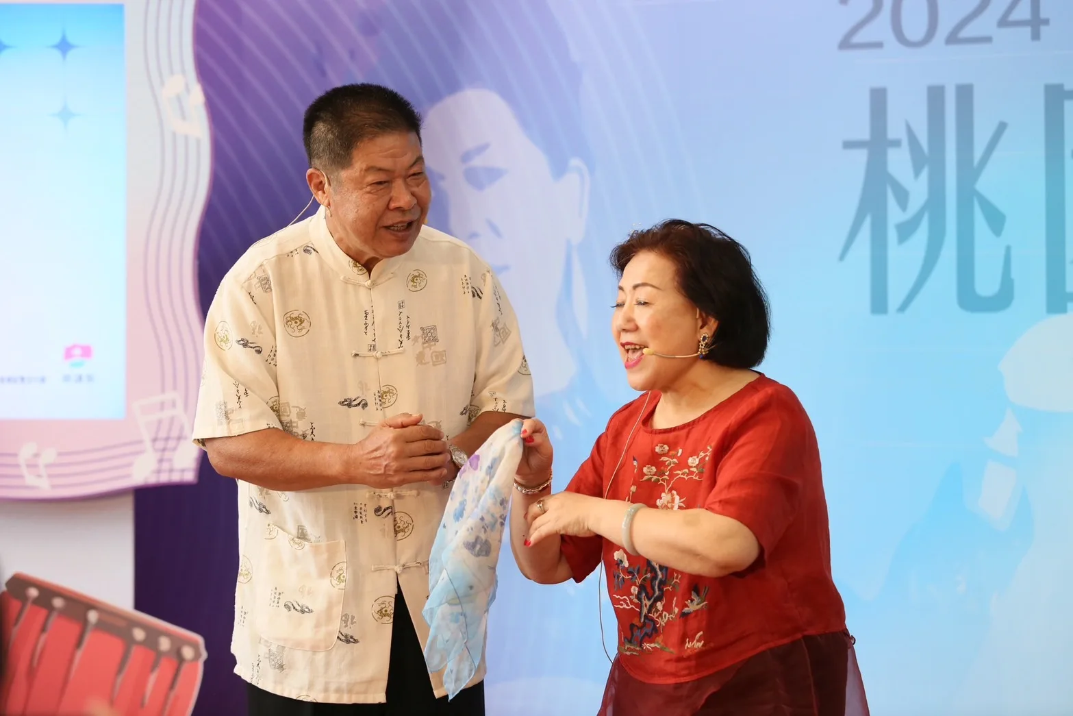 賴碧霞傳人趙彩雲及得意門生謝其國,共同演唱客家傳統歌曲《問卜》。客家局提供