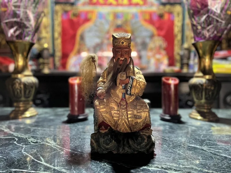 宜蘭市城隍夫人廟供奉的王禪老祖(鬼谷子)神像,遭人掉包成呂洞賓神像,廟方下午發現後向警方報案。(駐廟林姓道士提供)