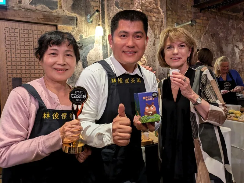 林俊傑「綠蜒蜜香紅茶」勇奪英國美食大獎。評審團召集人、美食評論家戴維森(右)讚賞是「茶界蜂蜜香檳」。中央社