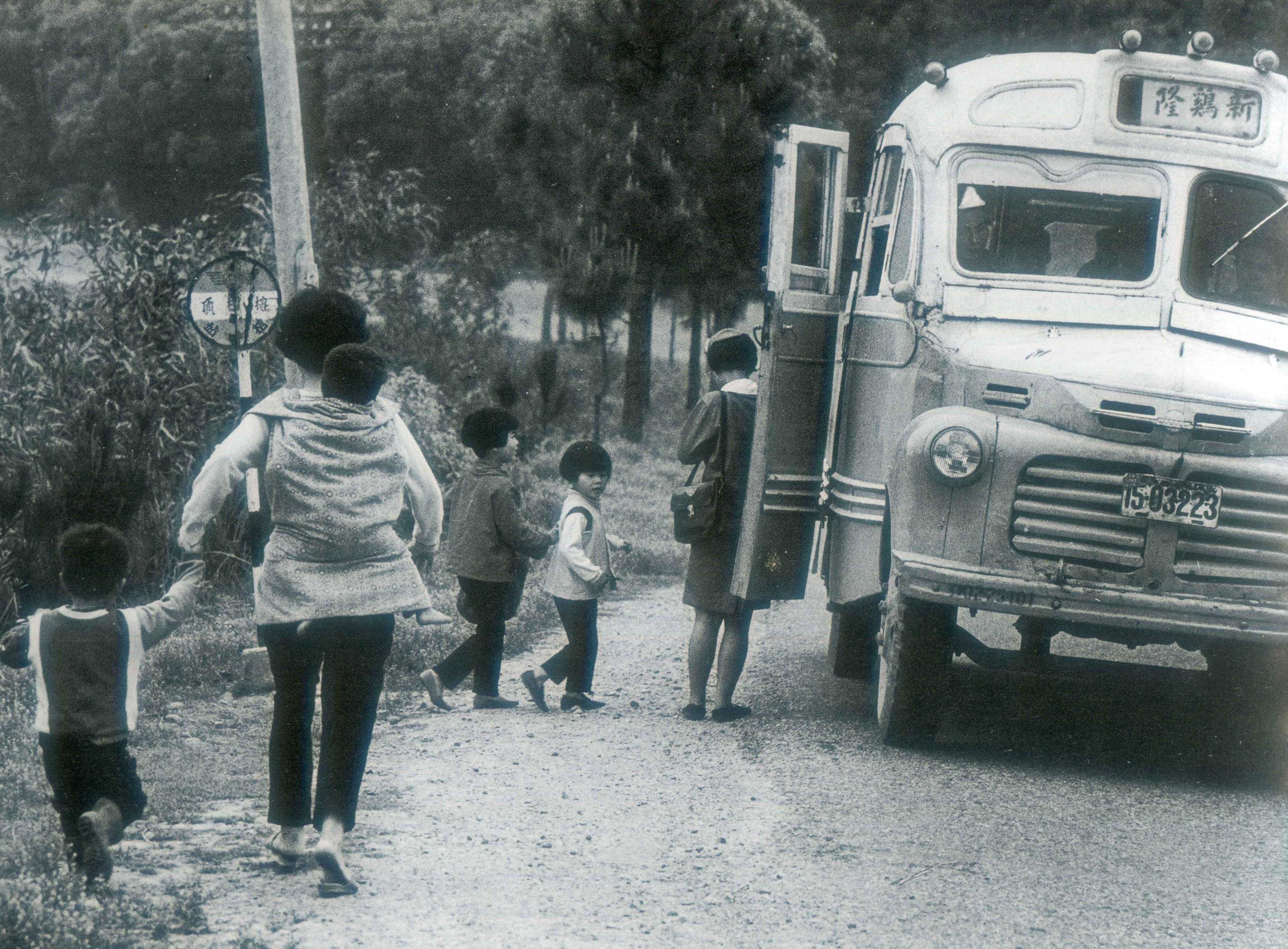 1965年一名婦女帶著四個小孩,搭乘新竹客運前往銅鑼新雞隆的班車,車掌小姐下車親切接待,溫馨洋溢。邱德雲攝影
