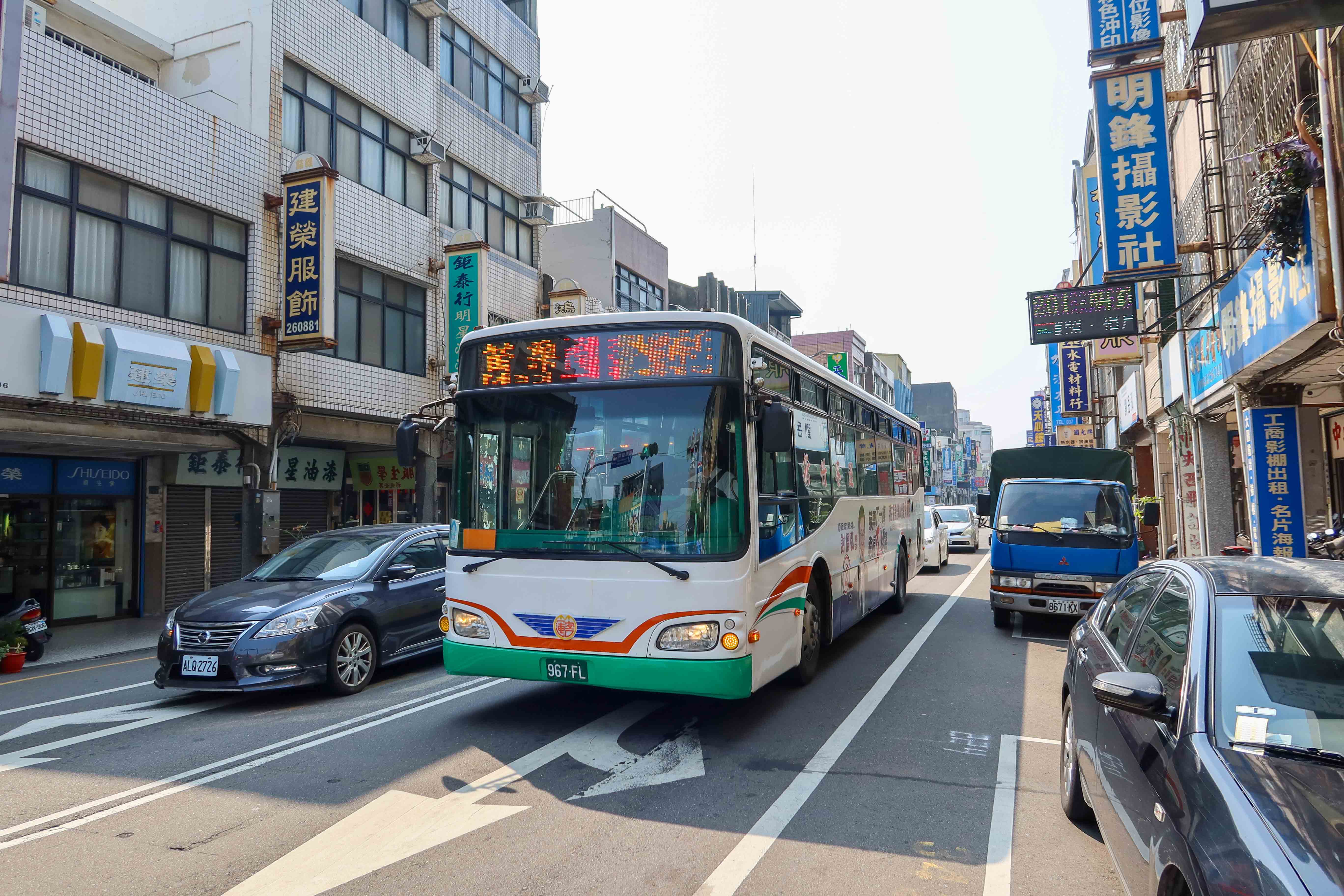 行駛於苗栗街頭的新竹客運班車,是鄉親們的共同記憶。何來美攝