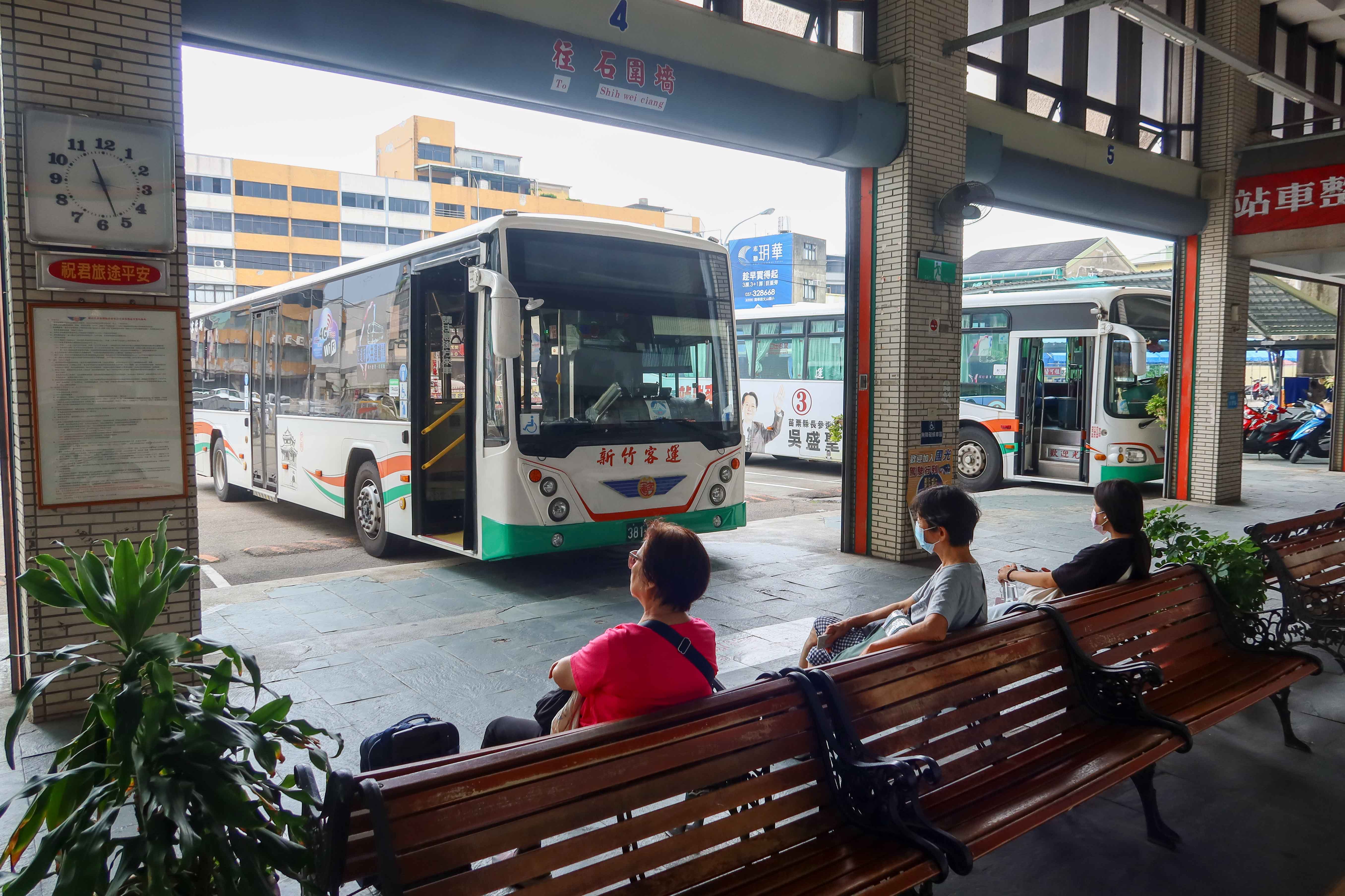 旅客們在新竹客運苗栗總站候車,9月16日停駛後,將走入歷史。何來美攝