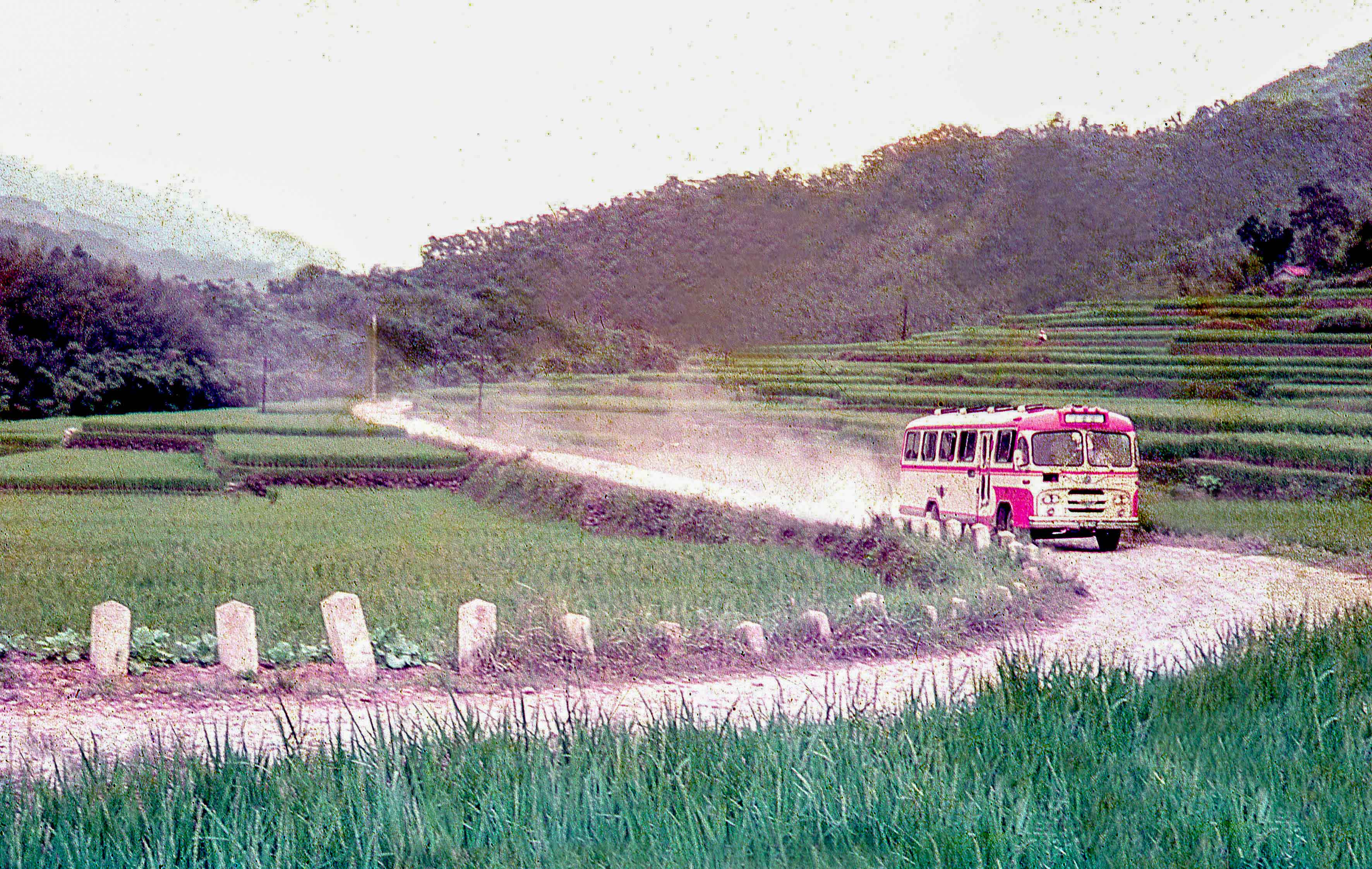 新竹客運行駛苗栗縣班車9月16日起全面停駛,令鄉親們深感不捨。圖為1975年新竹客運橘黃色班車行駛臺三線獅潭桂竹林段,風塵僕僕的鏡頭。陳雲錦提供