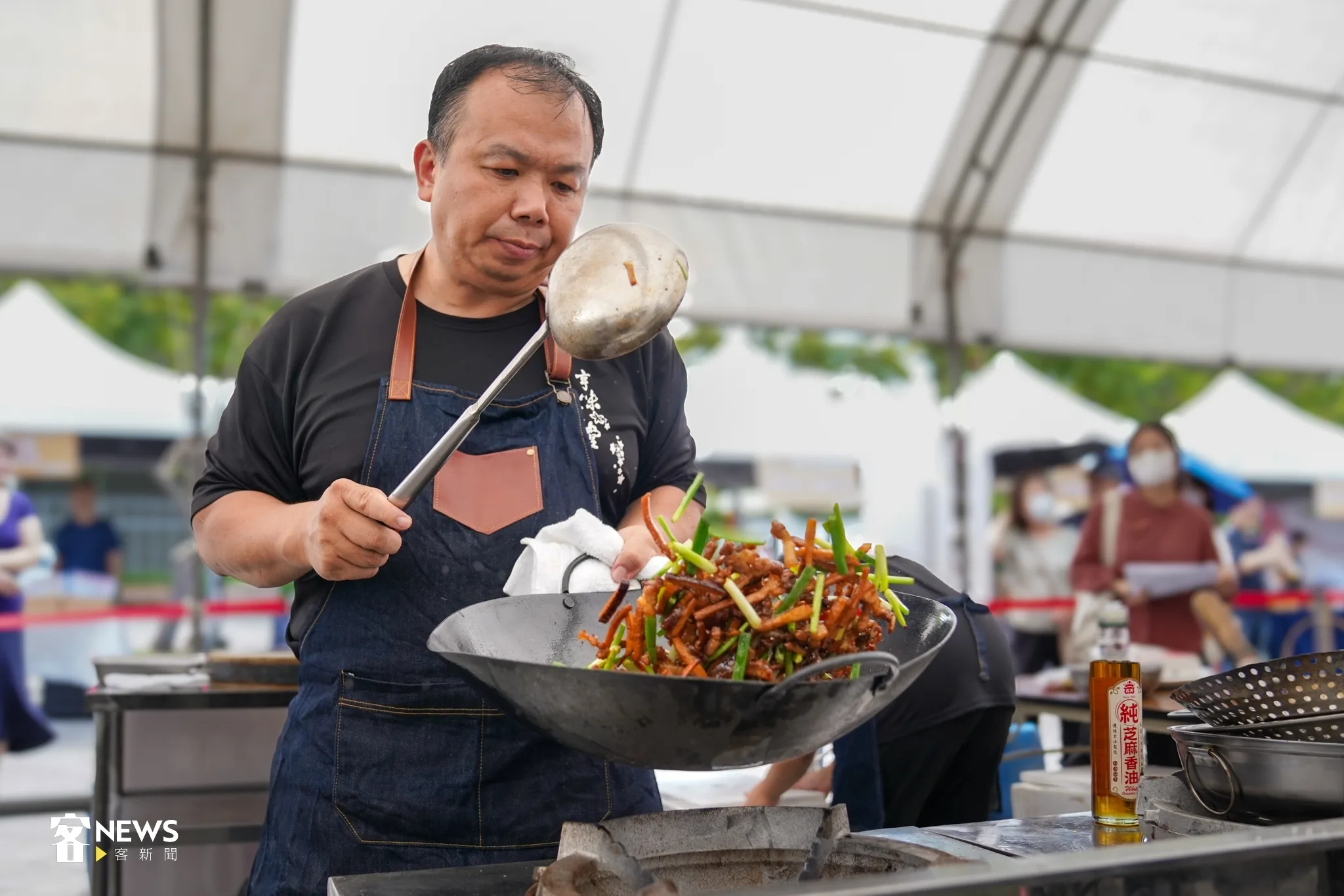 亨味食堂主廚范德忠氣勢十足、帥氣顛勺。宋佩遙攝