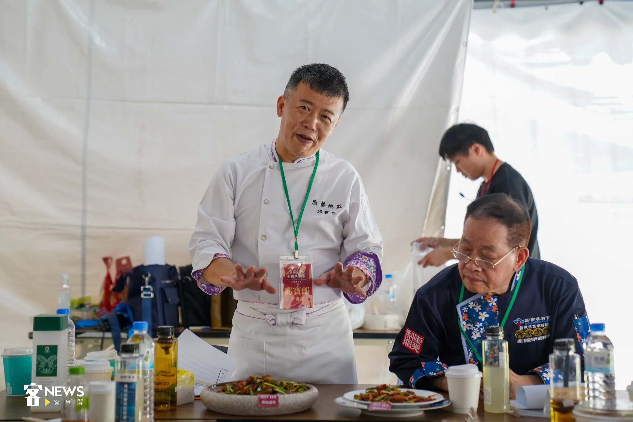 總評審長邱寶郎（左）認為，這次參賽的每道菜都在伯仲之間，讓評審相當苦惱。宋佩遙攝