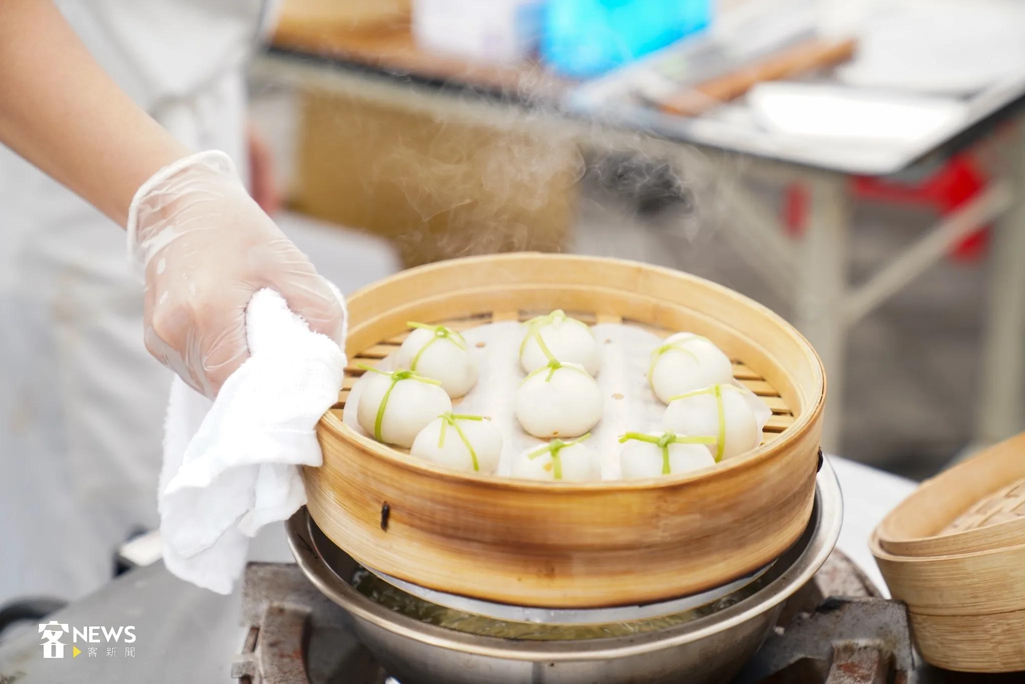 粄從純米磨製成粉、揉團再清蒸，程序相當繁瑣。宋佩遙攝