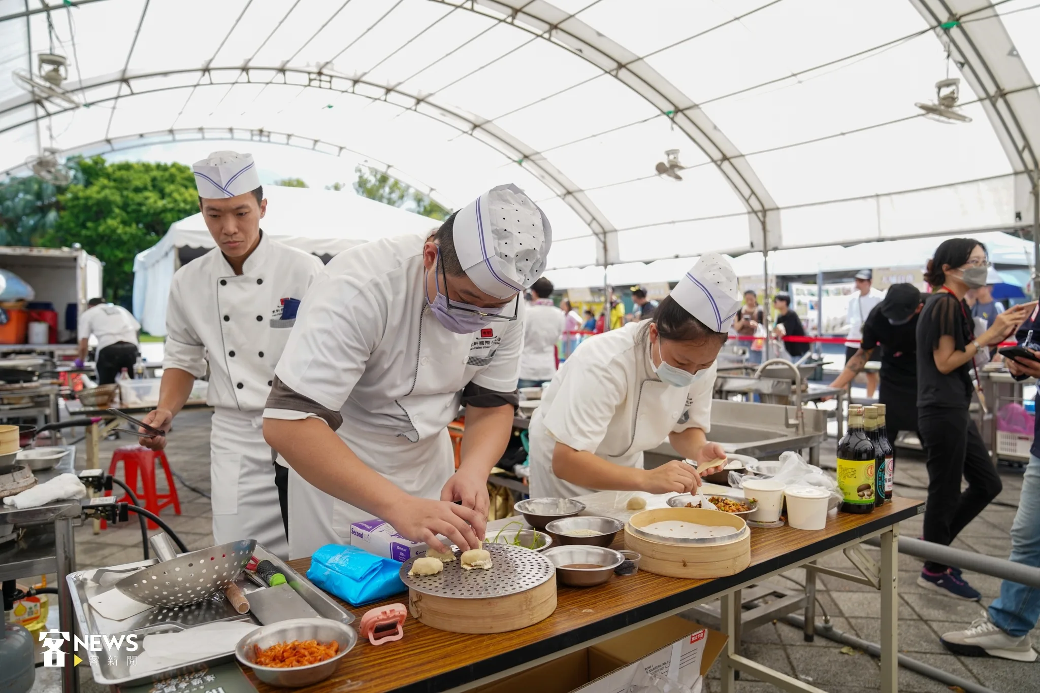 「寒軒國際大飯店」主廚張祐銓（左）率領點心師傅林綉偵（右）、中餐師傅劉孟鑫（中），三位年輕後生來勢洶洶，最終帶回冠軍。宋佩遙攝