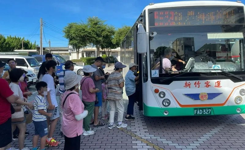 新竹客運退出苗栗地區客運路線，銅鑼鄉民一起搭乘新竹客運做最後巡禮。徐裕逢提供