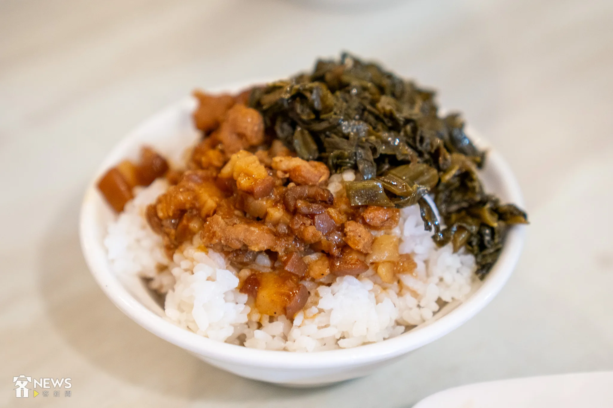 李排骨酥的滷肉飯會加上新鹹菜仔，相當獨特。李台源攝