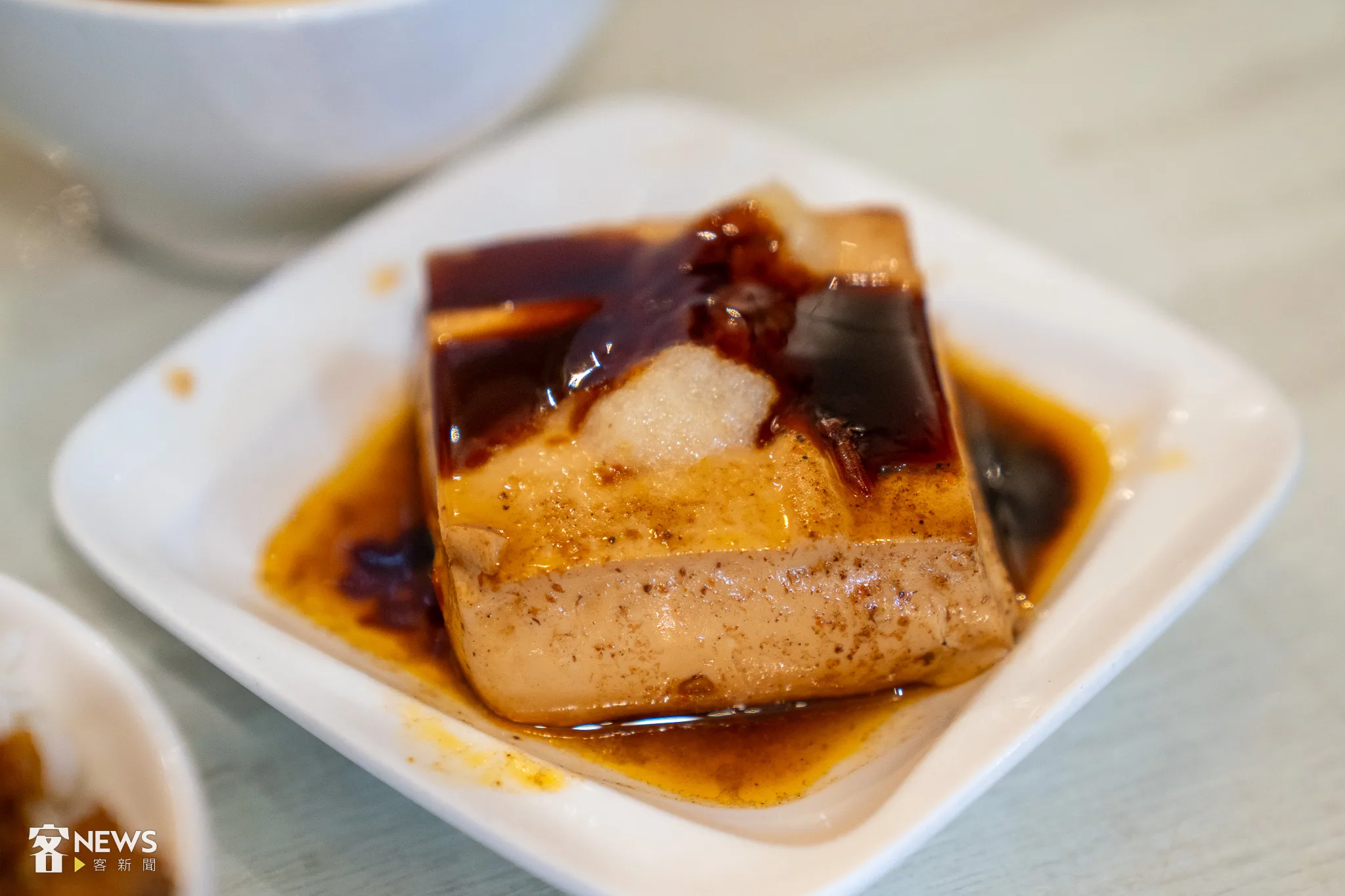 李排骨酥的滷豆腐相當滑嫩，放上蒜泥一同入口令人相當經驗。李台源攝