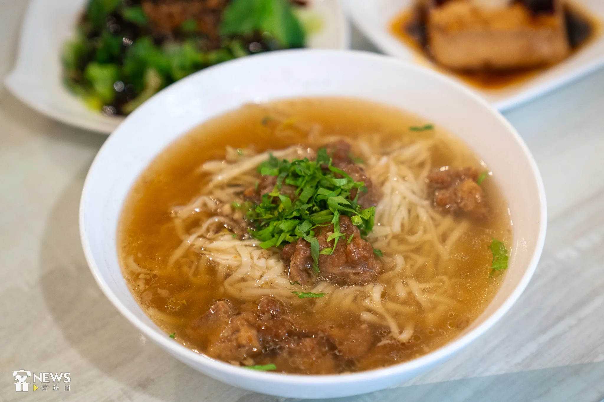 雲林崙背美食李排骨酥的排骨酥麵分量相當豪邁。李台源攝