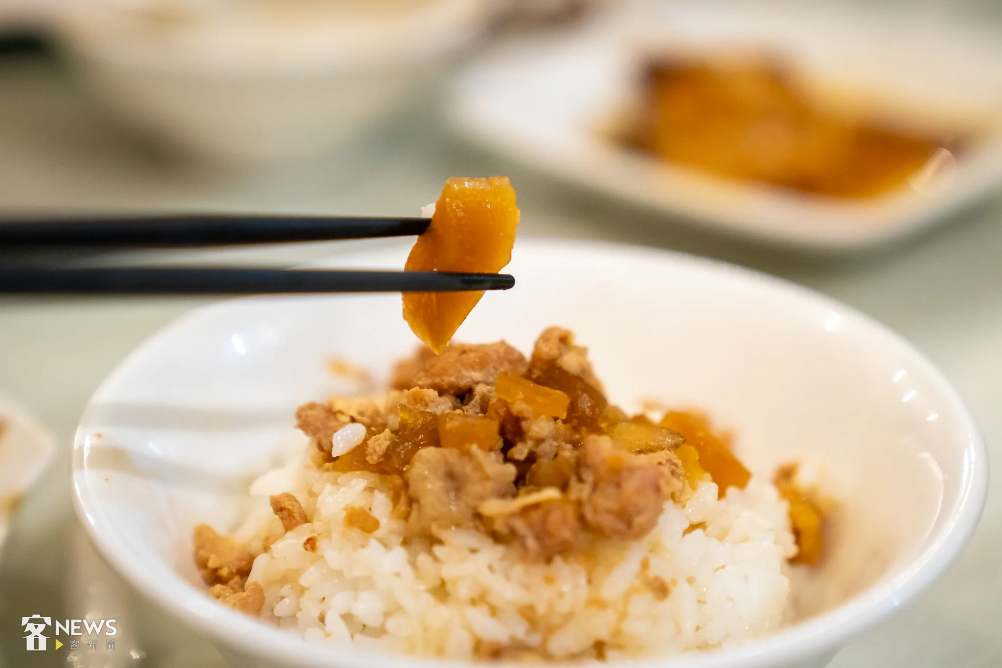 白飯上淋上醃蘿蔔燉煮的滷肉醬汁，光用看的就令人垂涎。李台源攝