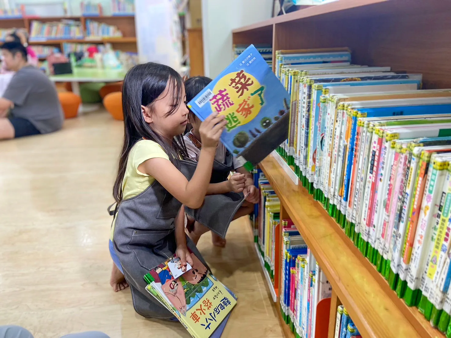 圖書館體驗活動也啟發小朋友閱讀的興趣。鄧采妍攝