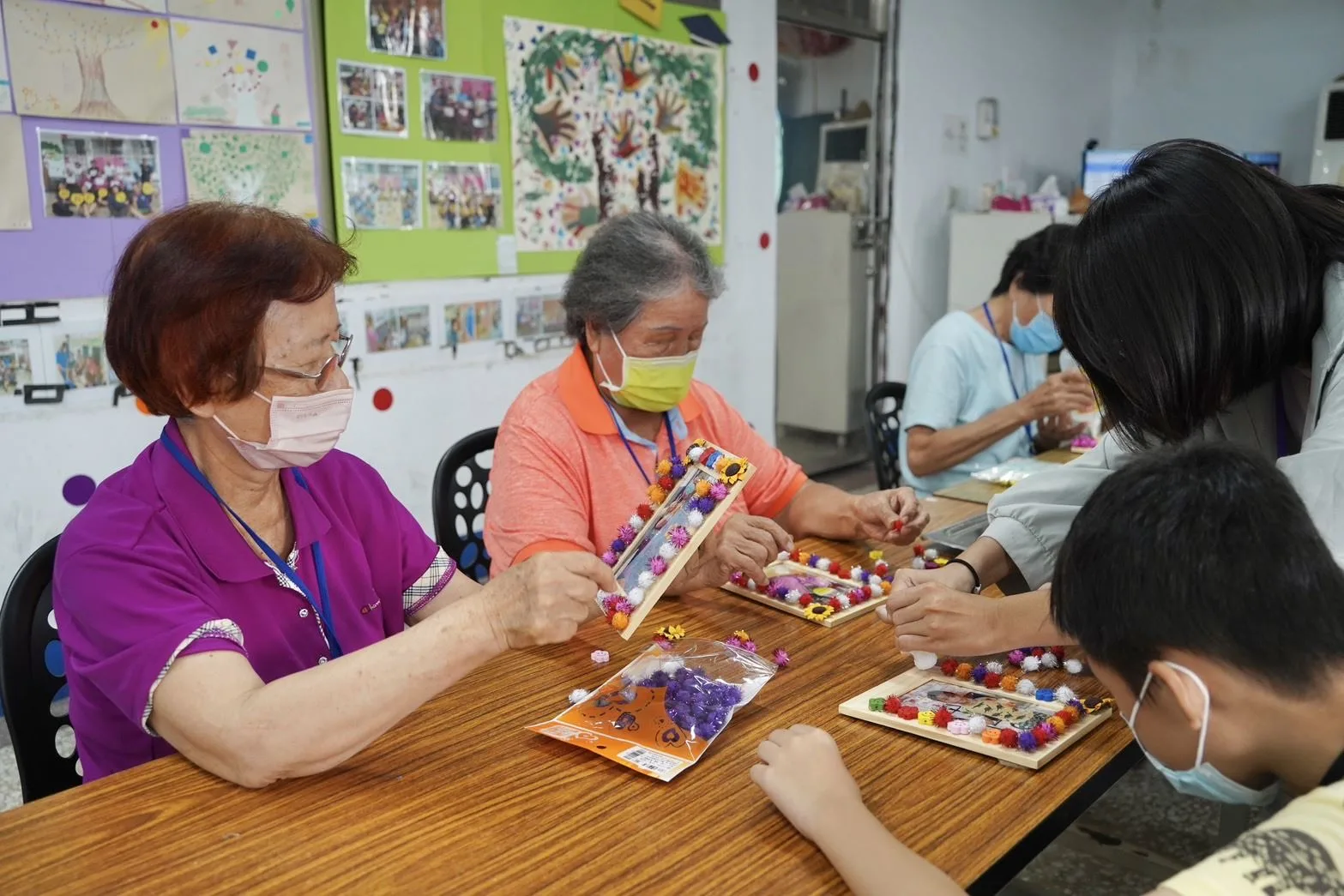 76歲的阿嬤李永英享受多元課程。(圖左一)屏縣府提供