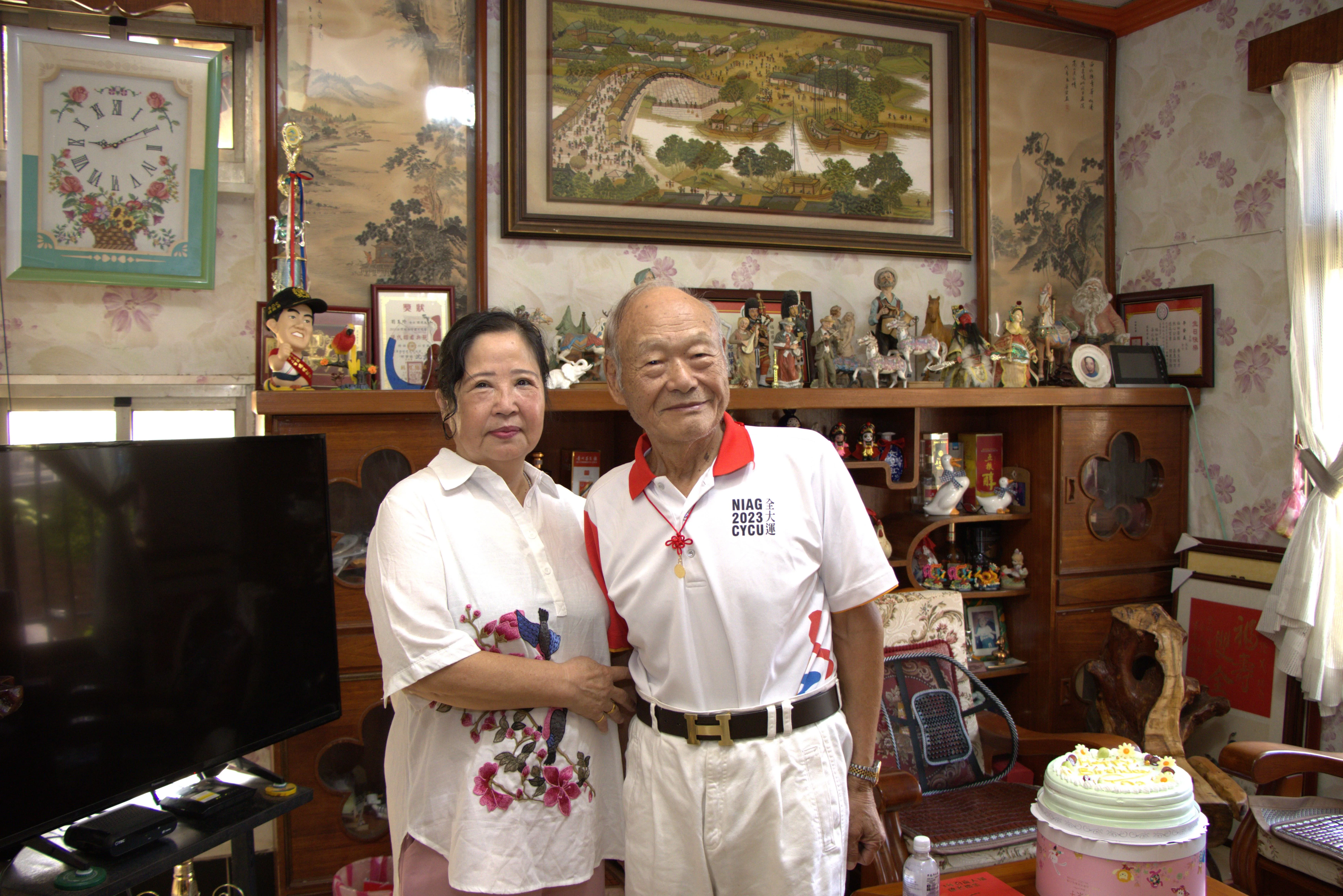 高齡103歲的李發義，每天小酌、每天散步多次，每次一小時。苗栗縣政府提供