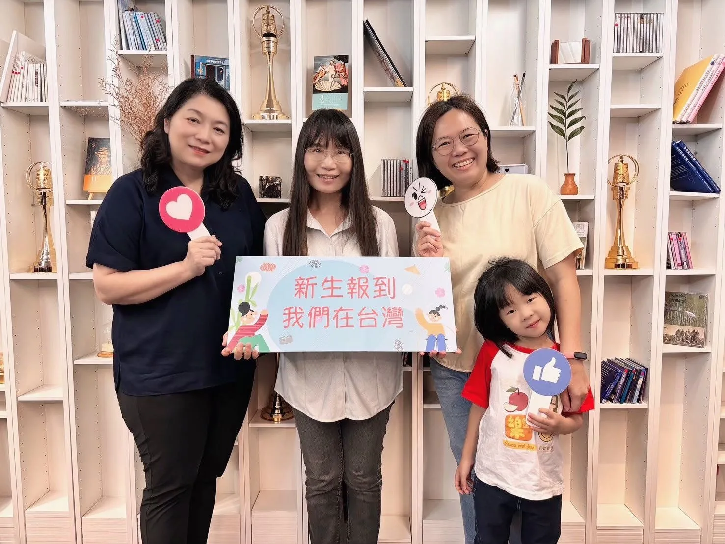 65歲社工陳慧美(左2) 56歲重返校園進修，服務新住民。竹縣府提供