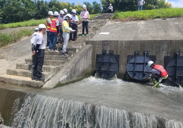三河分署至眉溪埔里向善堤防水門查核。水利署提供