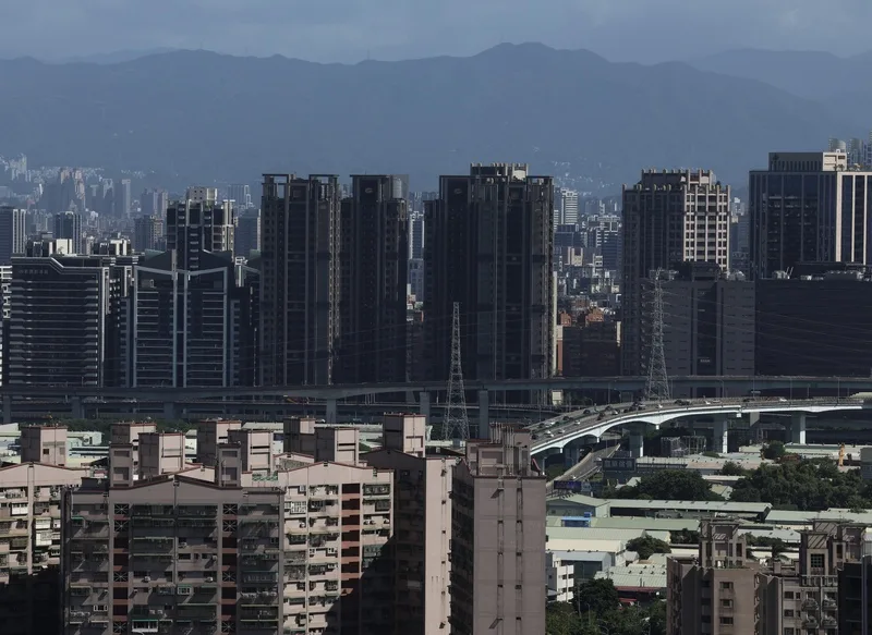 今年6月底全體國銀不動產貸款集中度比率升至37.4%,接近歷史高點。圖為自新北市五股區高處俯瞰民宅建案一景。中央社