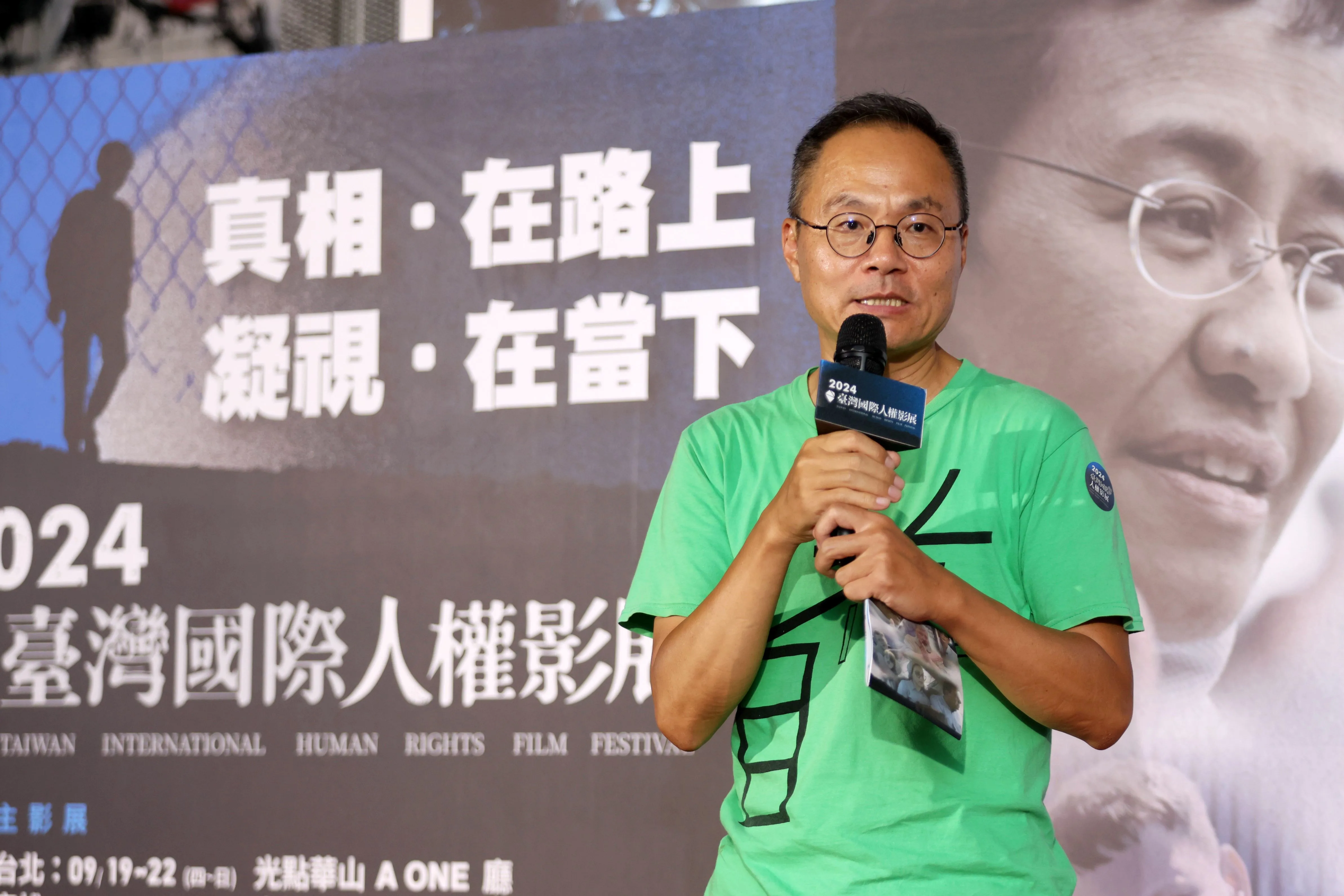 影展策展人閻鴻亞（鴻鴻）致詞。國家人權博物館提供