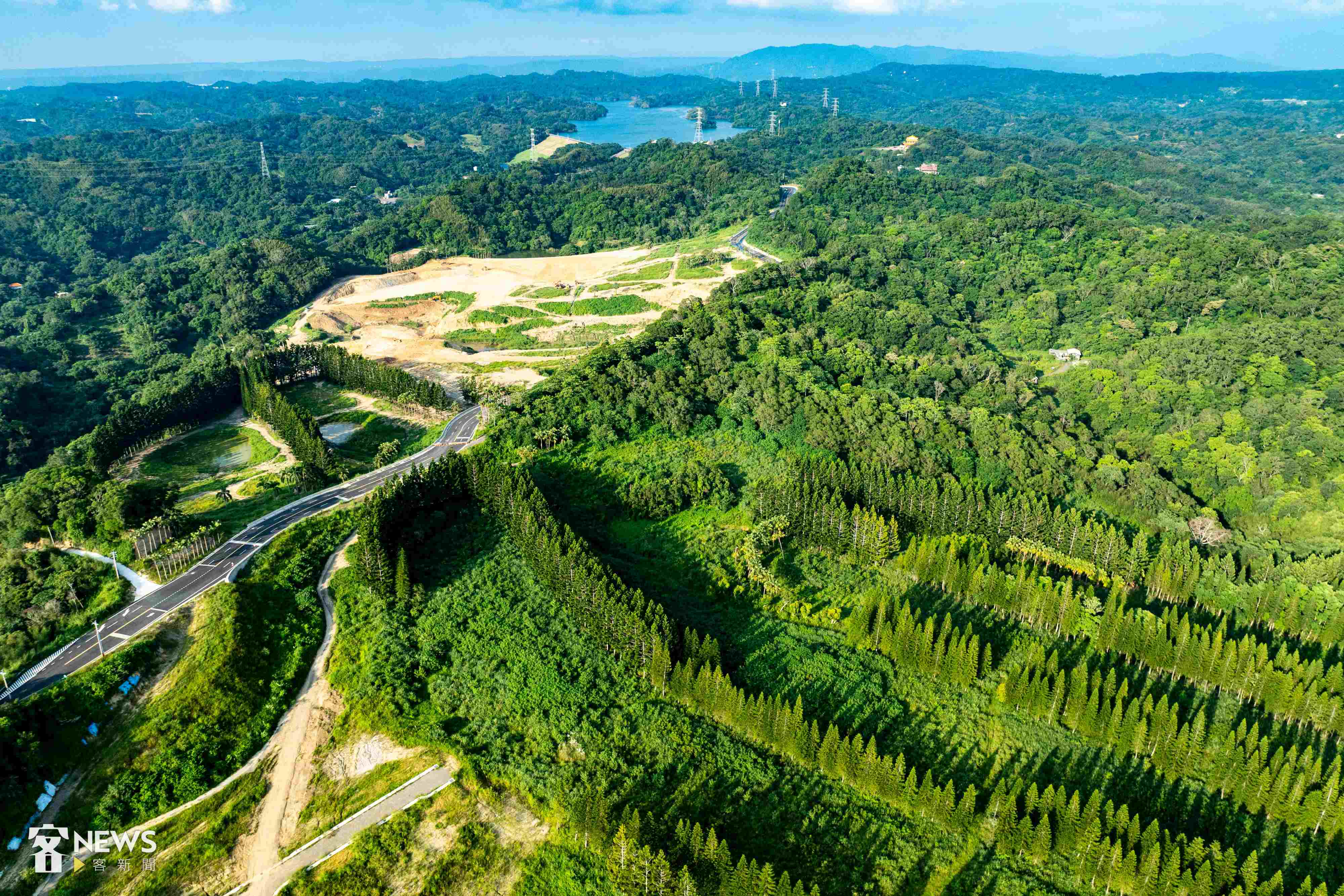 透過空拍，峨眉寶山交界的82公頃開發案施工進度一覽無遺。宋佩遙攝