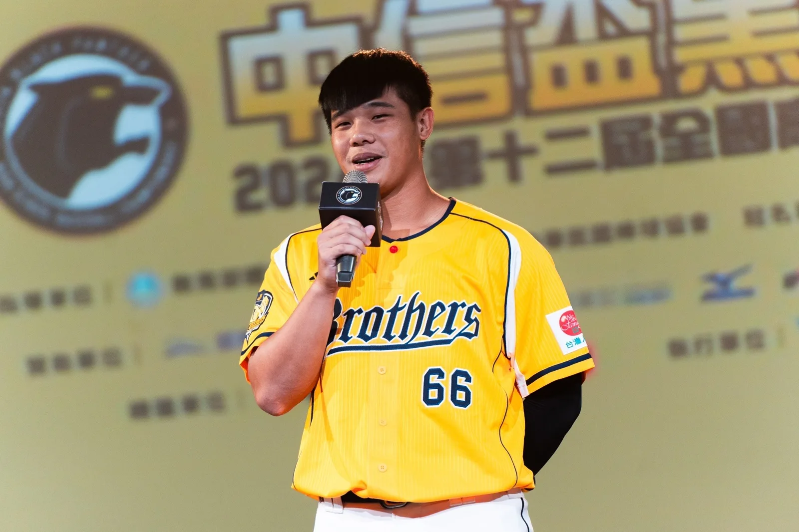 中信兄弟職棒隊球員黃韋盛,曾參加過2屆黑豹旗,他勉勵同學享受比賽、放膽出擊。教育部體育署提供