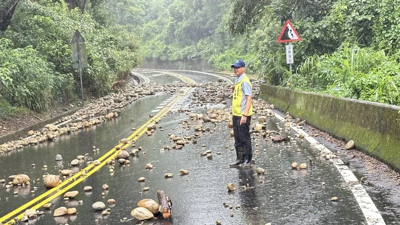 苗栗火炎山大雨土石沖刷 苗130線交通受阻。張顧礫提供