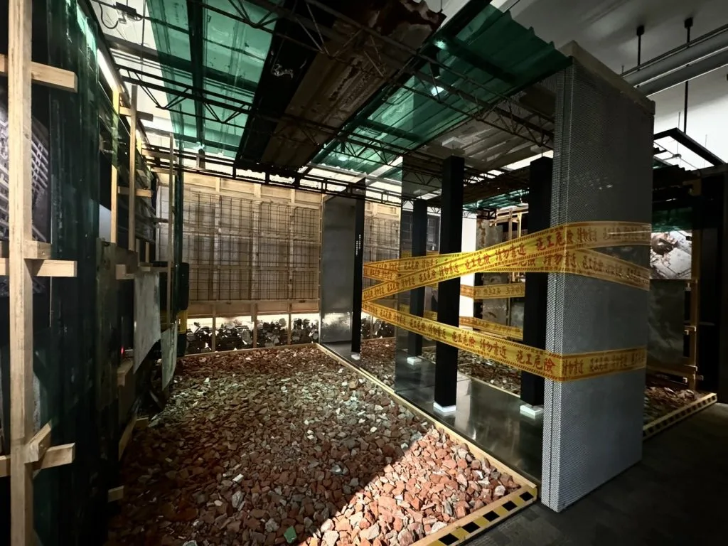 展區的災害體驗區，透過模擬災難現場，提供實體互動體驗。台灣設計研究院提供