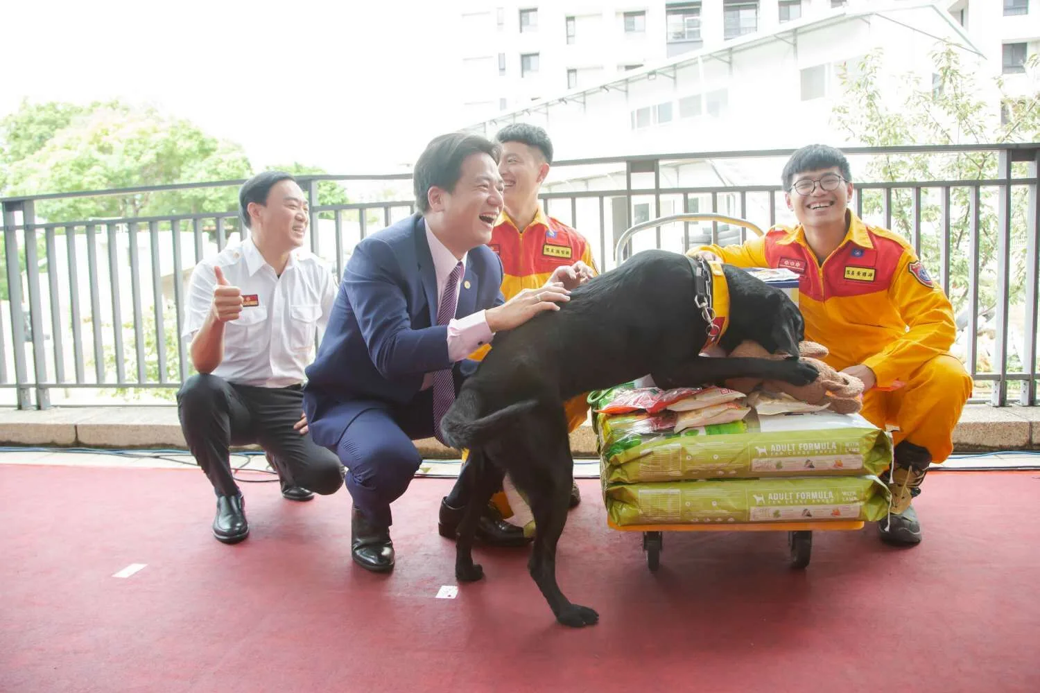 竹市頒發獎勵金給溫智欽及黃國峰2位領犬員，以及頒發營養品給傑出的搜救犬CLAY，勉勵他們的辛勞。新竹市政府提供