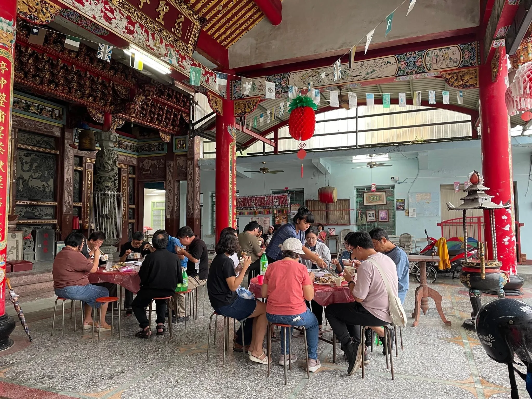 這個別具意義的影像修復工作坊，在吃完社區媽媽共煮的客家餐後，才告一段落。美濃愛鄉協進會提供