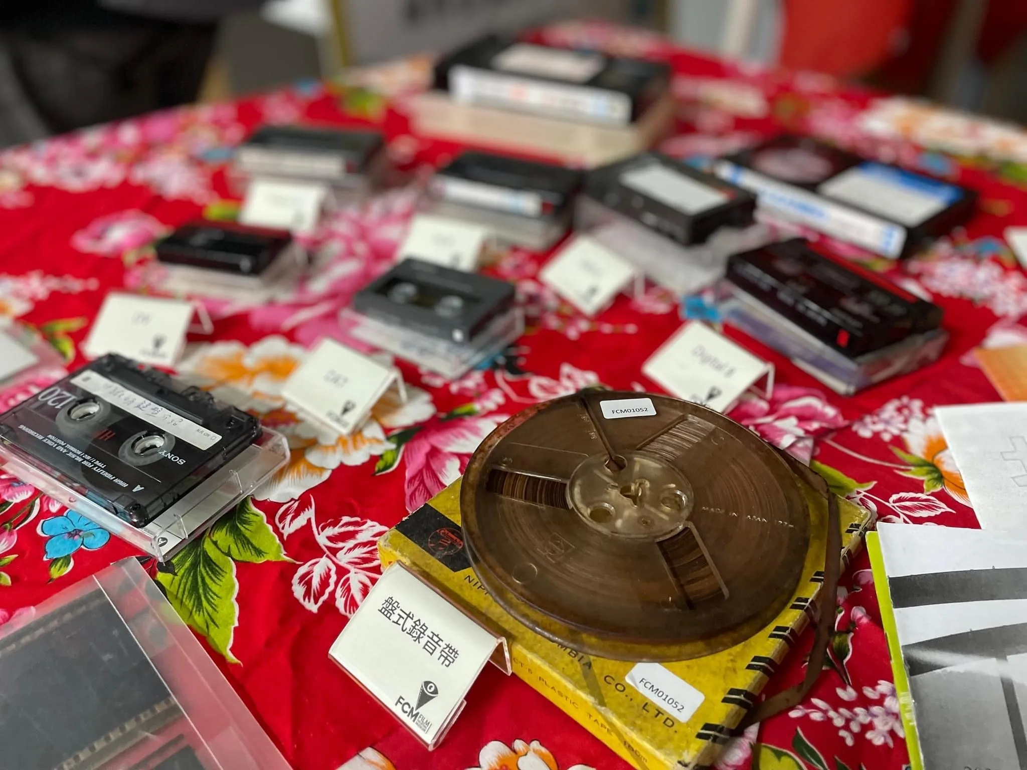 數位化時代前的各式錄影帶。美濃愛鄉協進會提供