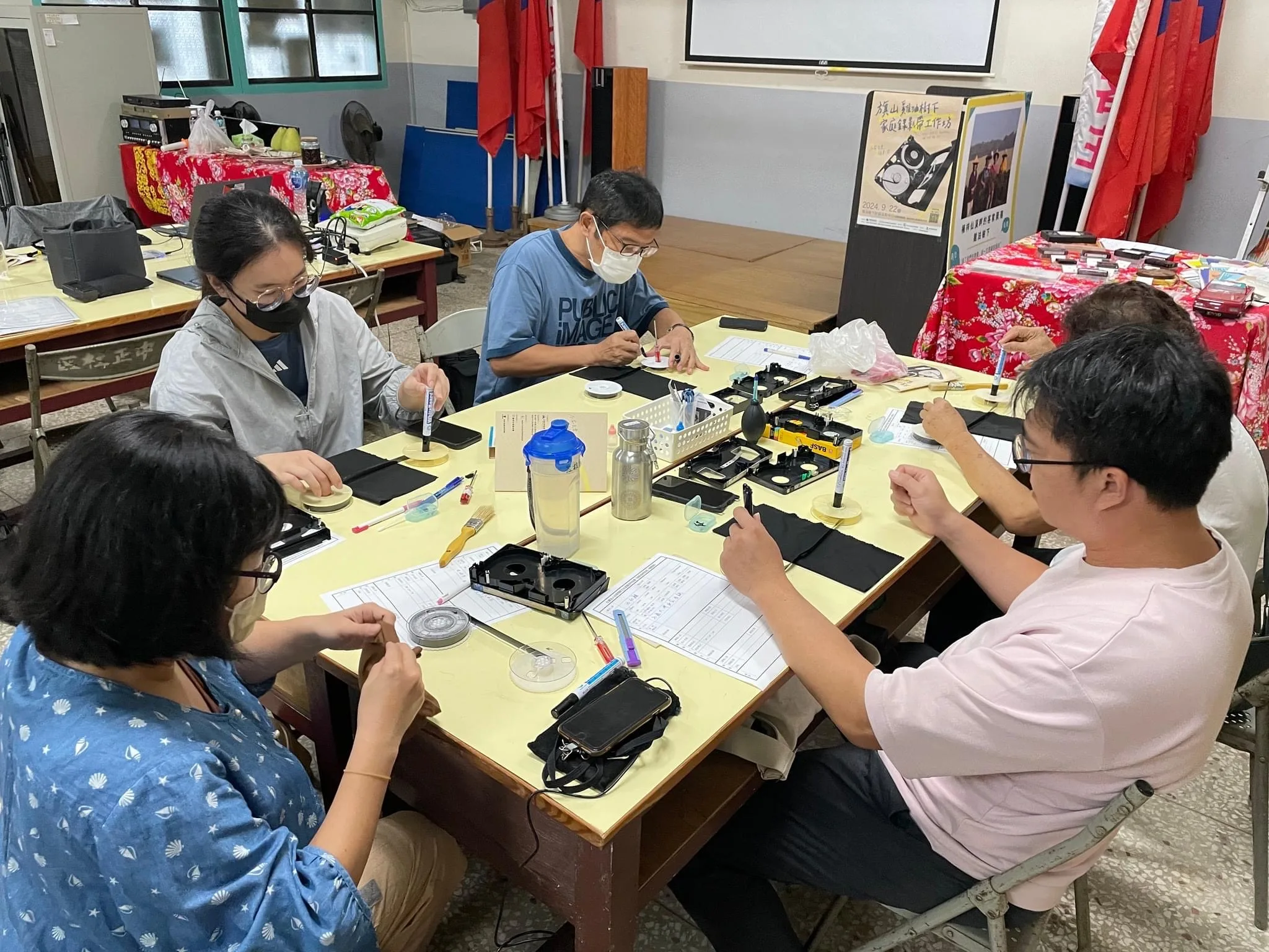 在老師指導下，大家動手修復家庭錄影帶。美濃愛鄉協進會提供