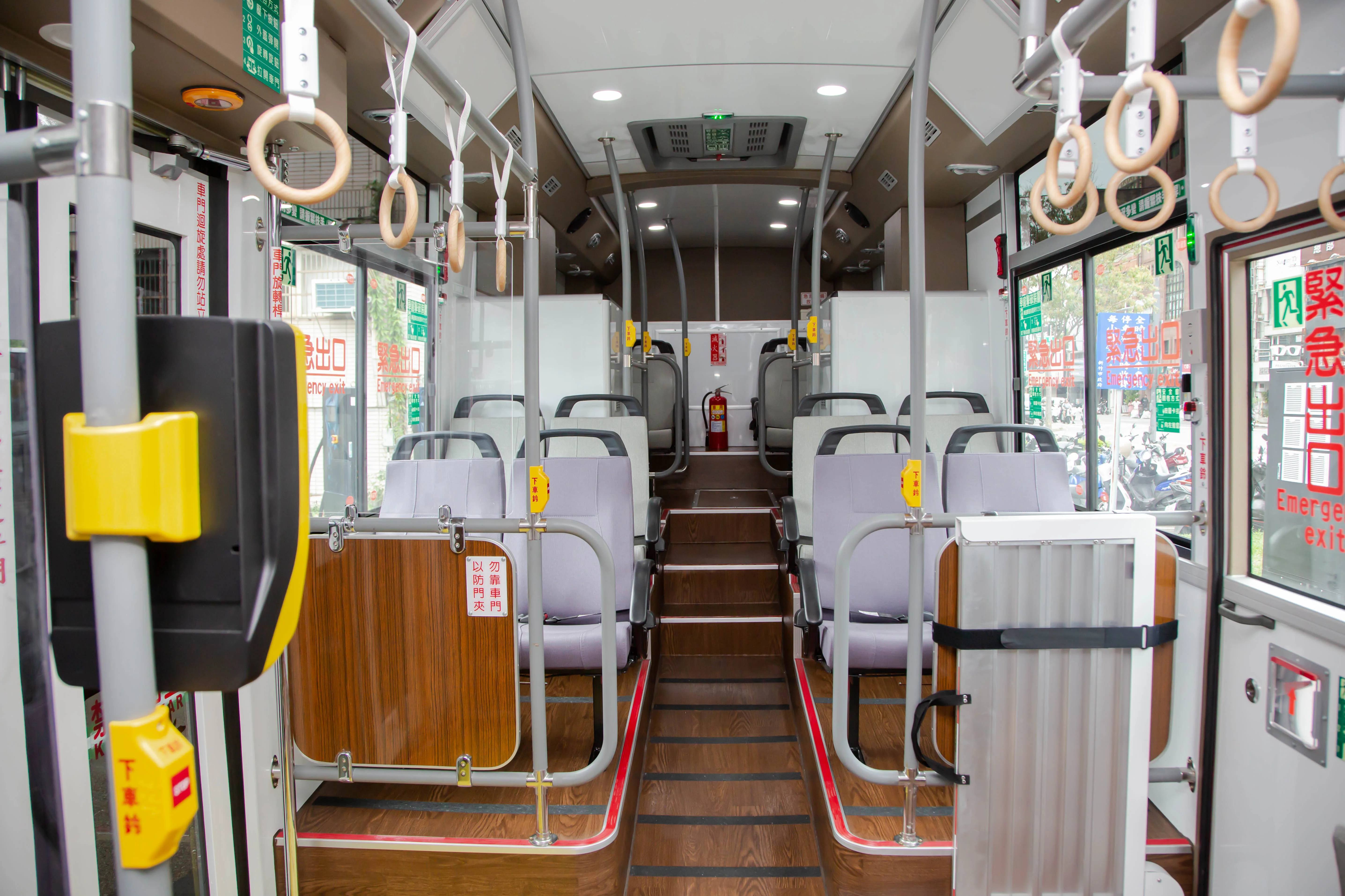 竹市全電動先導公車內裝,年底正式營運 。竹市府提供