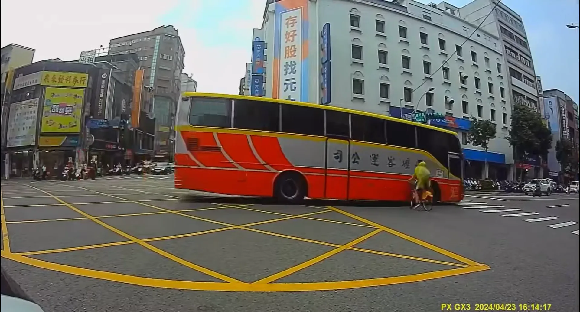 中壢客運闖紅燈，騎YouBike的高中生來不及反應。翻攝自桃園都臉書
