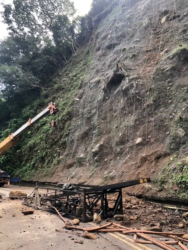 苗栗縣泰安鄉苗62線8公里處24日發生落石,1名正在施作邊坡補強的工人遭擊中,送醫搶救仍宣告不治。中央社(民眾提供)