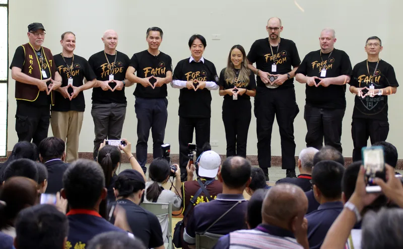 總統賴清德24日出席福摩薩學院方舟計畫民防訓練活動,與學院人員合影。中央社