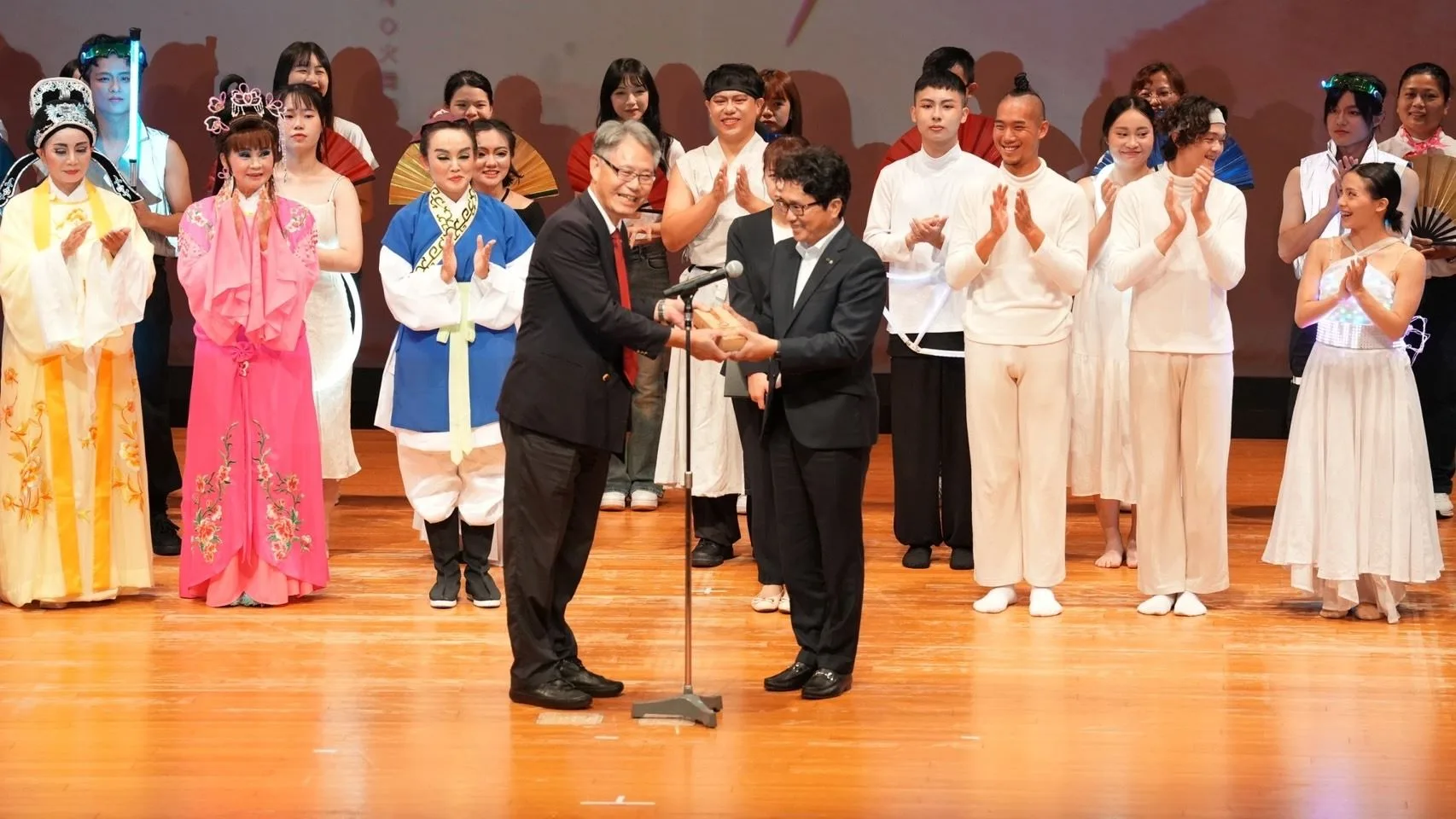 國立台灣交響樂團團長劉玄詠教授(前排右)擔任本次巡演指揮,致贈台灣鳳梨酥給菊陽町長𠮷本孝寿(前排右),代表台日友好交流。文化局提供