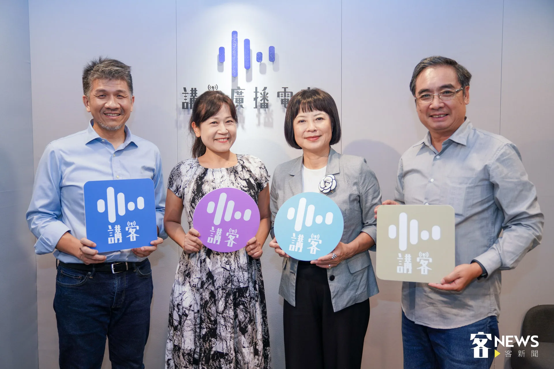 林月琴立委(右二)和電臺主持人宋菁玲(左二)、客傳會董事長陳邦畛(右一)與總經理莊勝鴻(左一)。朱愷元攝