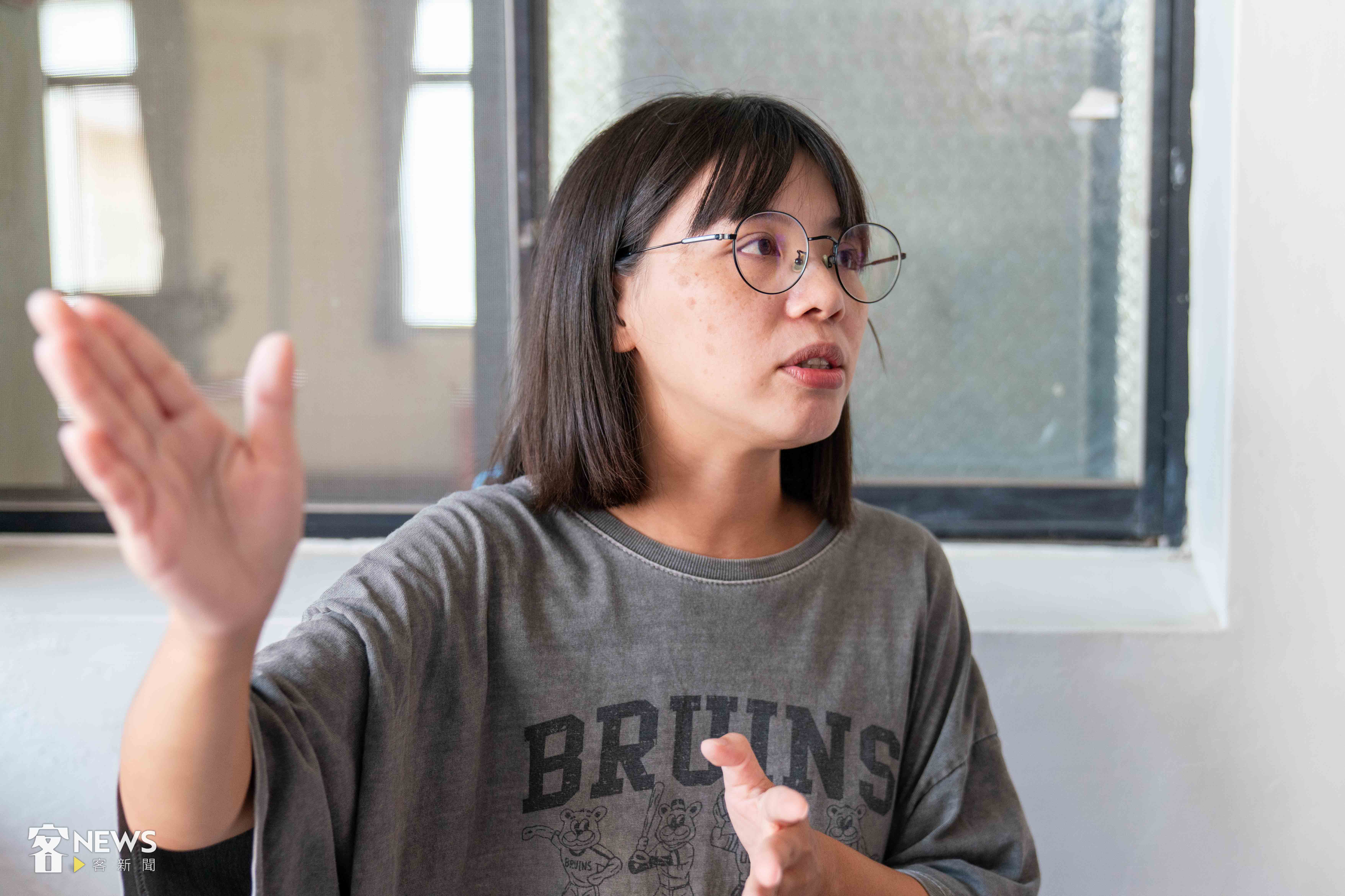 「滾婷」鄧君婷與其他峨眉青年夥伴,拿著自製的懶人包,逐家逐戶向村民說明五期開發案內容及可能影響。宋佩遙攝