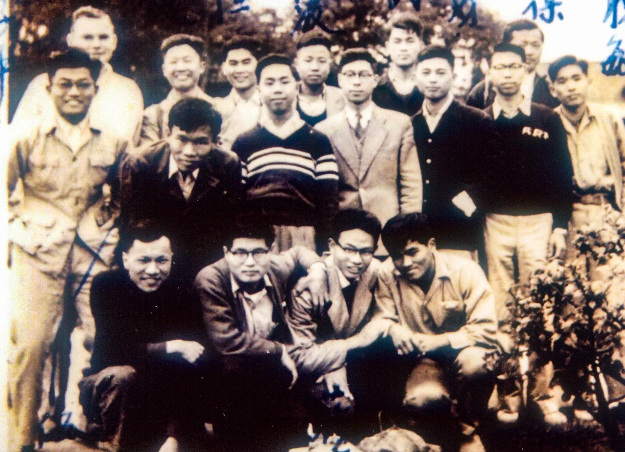 1958年魏廷朝（前排蹲者右一）與謝聰敏（第二排右一）、邵子平（第二排左一）等同學在北投合影。張慶惠提供