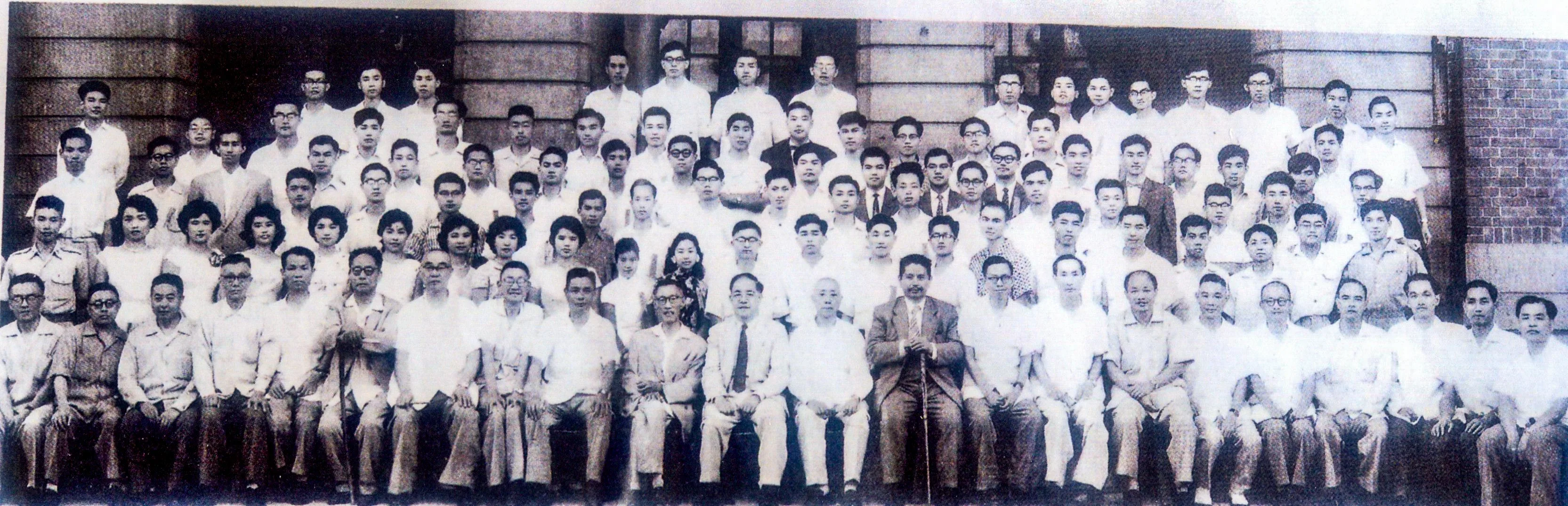 臺大法律系1954年班（第12屆）菁英輩出，圖為師生合影照。前排左11是臺大校長錢思亮，第四排右一是魏廷朝、第四排右二是謝聰敏，兩人與彭明敏於1964年撰「台灣人民自救運動宣言」被捕入獄。何來美翻攝