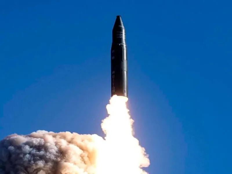 中國軍號微信公眾號網頁26日發布洲際彈道飛彈發射照片。