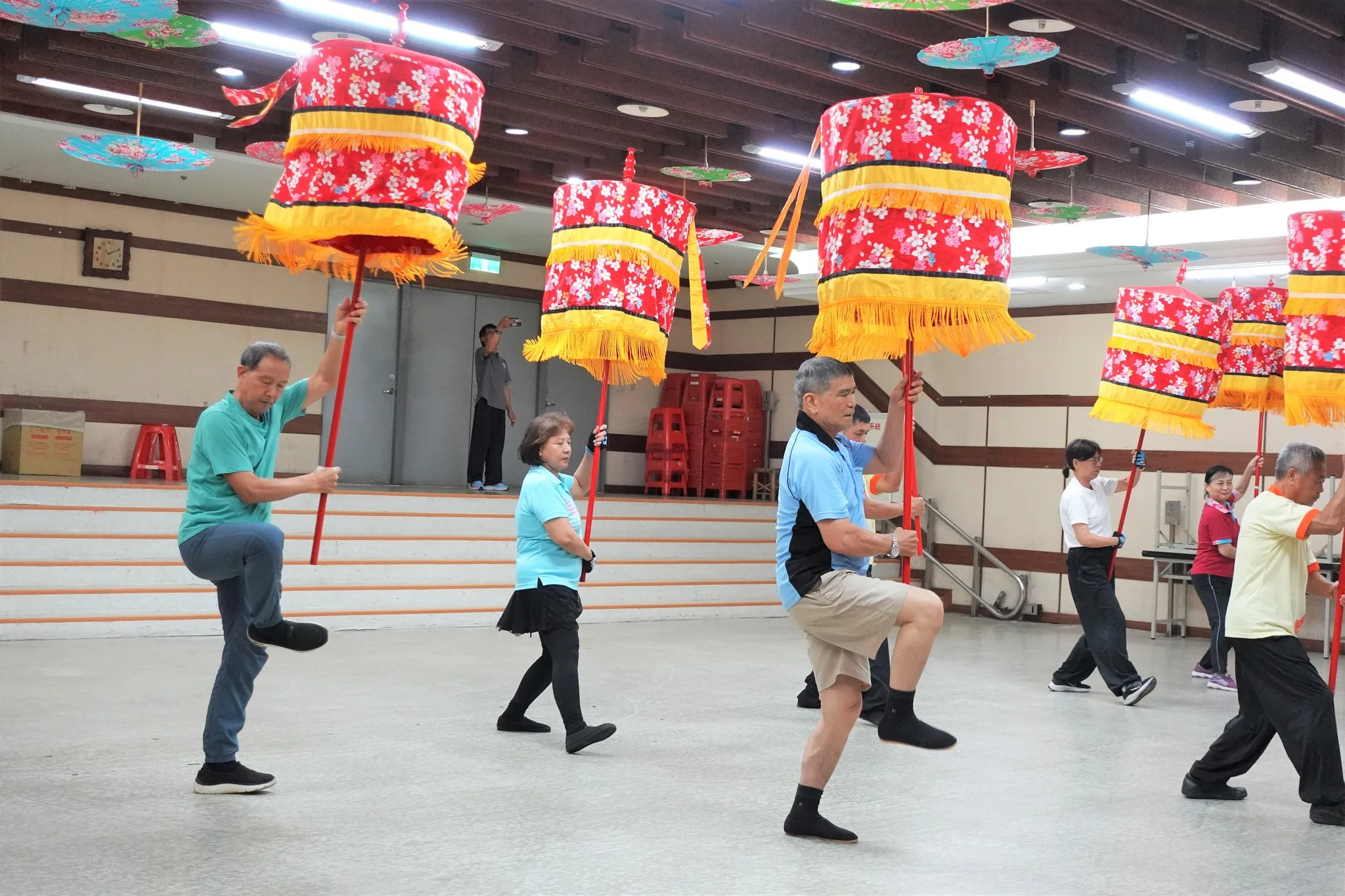 義民爺文化祭的遶境精采的看點就是「涼傘獻藝」。翻攝自新北市客家局臉書