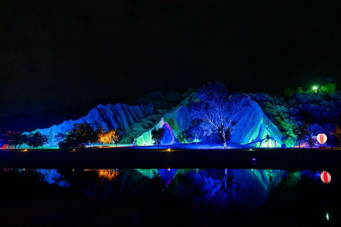 月世界月世界夜間七彩燈光。