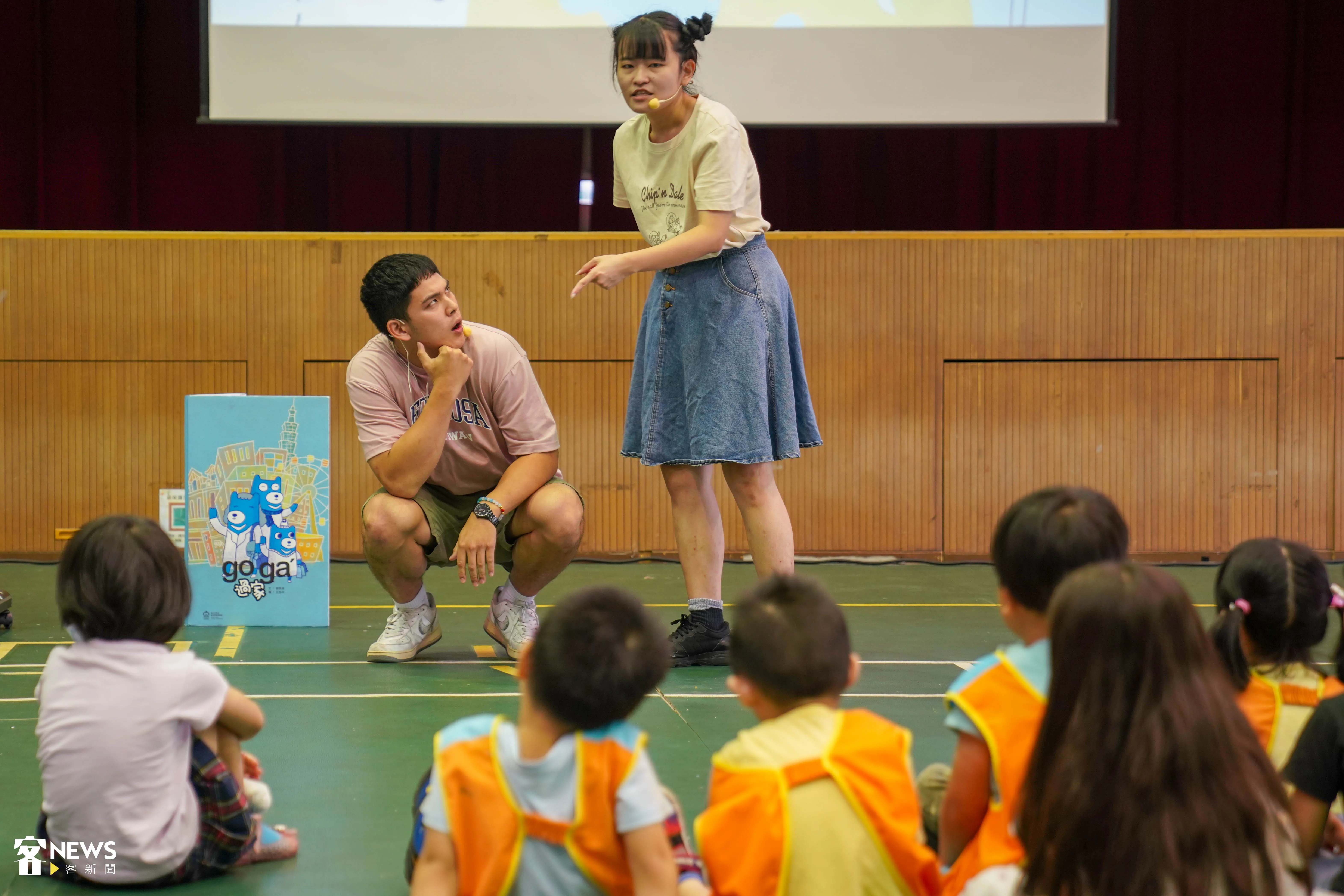 透過詼諧的漫才表演，向小朋友講解出國旅行的注意事項，及客家話如何說。洪藝晅攝