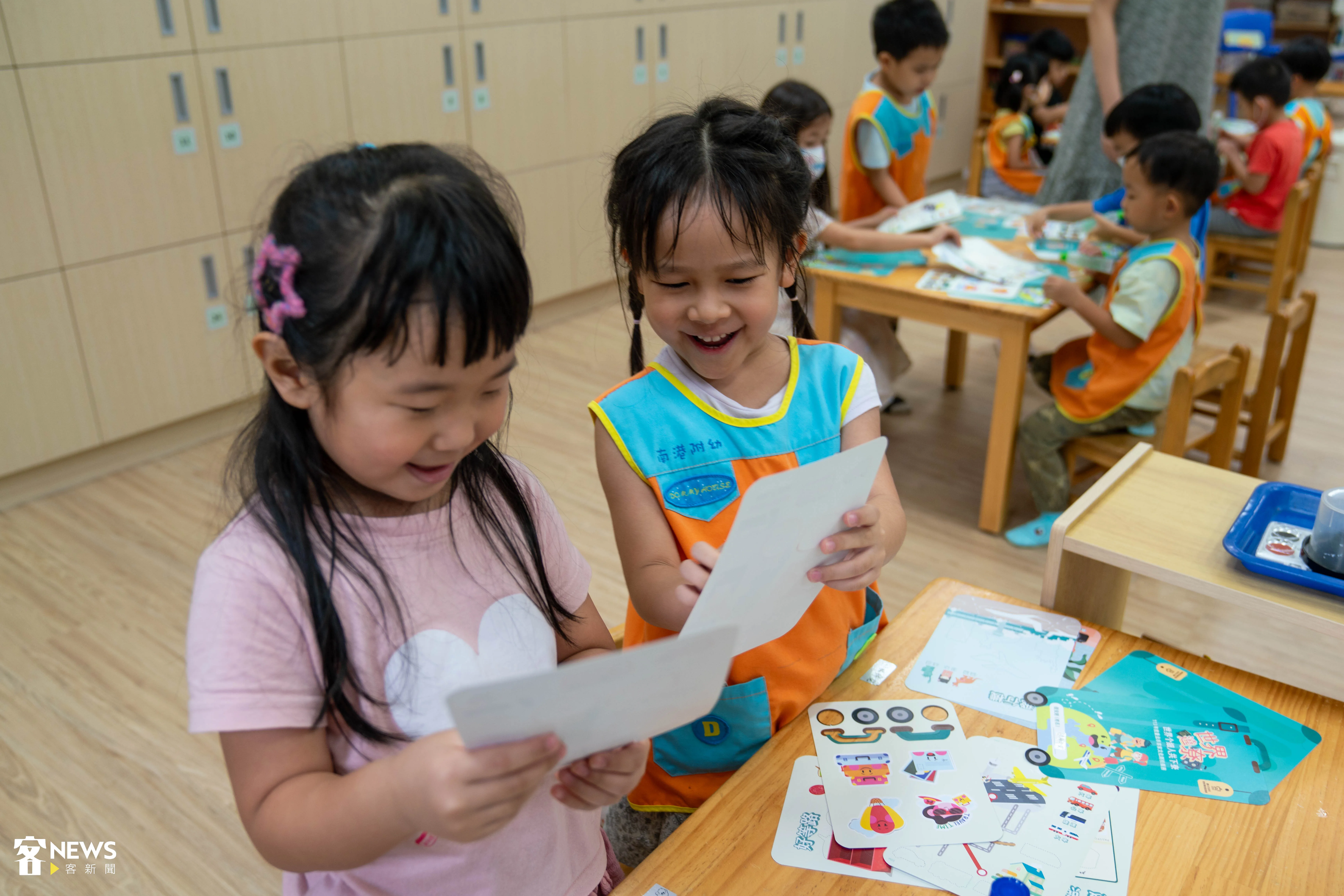 創作完專屬於自己的旅行箱小書，孩子們十分開心。洪藝晅攝