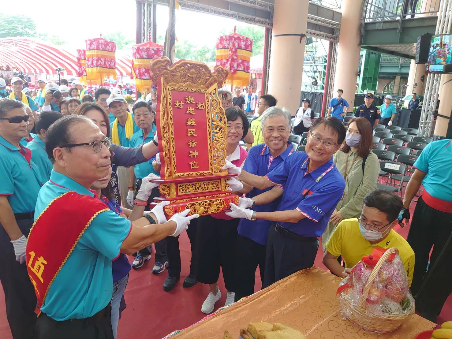 新北各界客屬代表,至新竹新埔枋寮義民廟恭請義民爺迎駕至新北市,表達崇高敬意。客家委員會提供