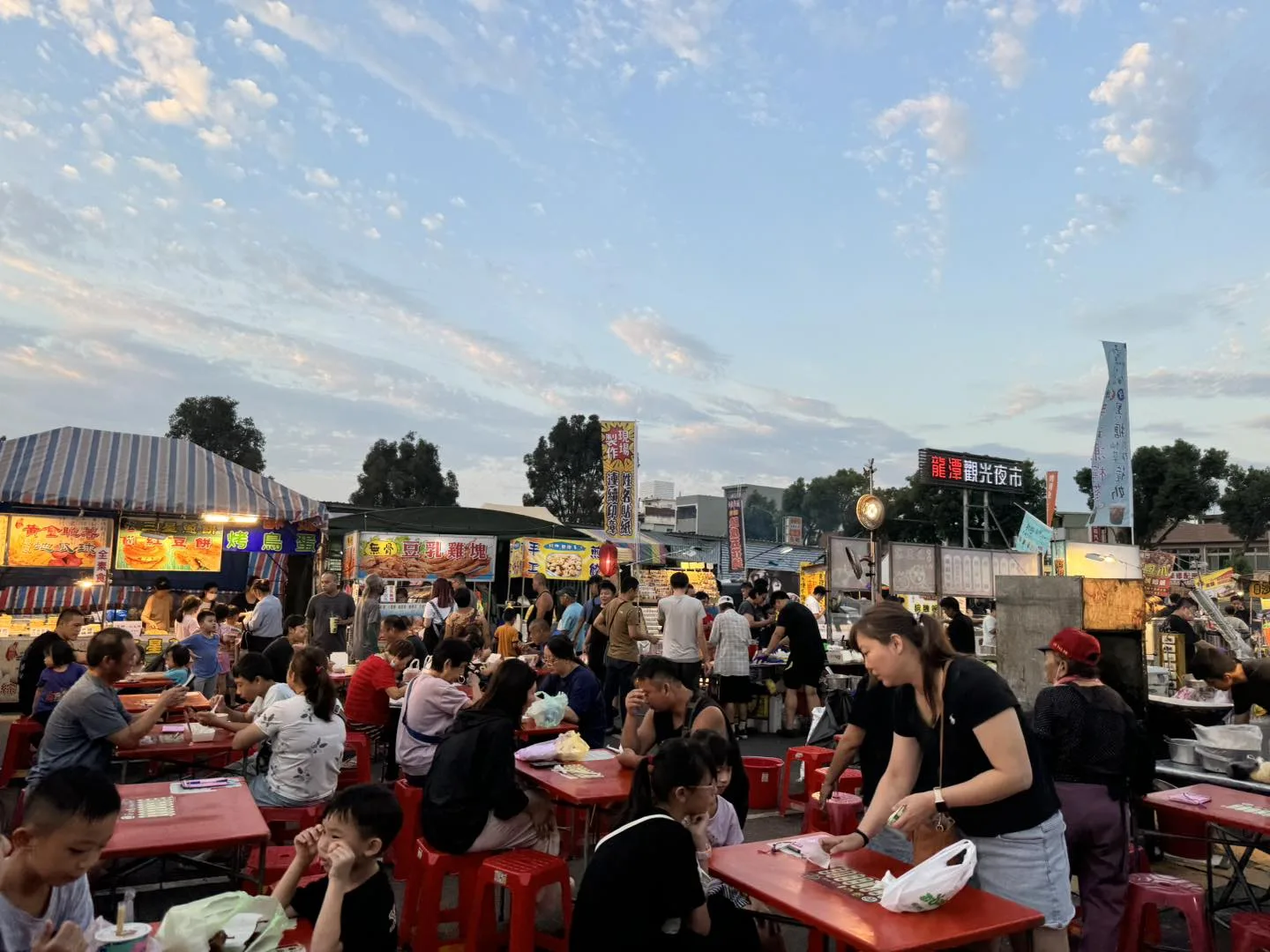龍潭觀光夜市佔地6000坪，有多達500個攤商。翻攝自龍潭夜市FB