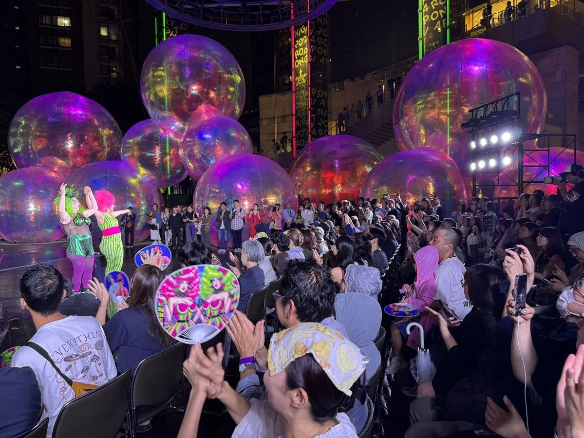 西瓜姐妹在六本木藝術之夜台灣之夜生動有趣的演出，吸引滿場的民眾讚嘆。文化部提供
