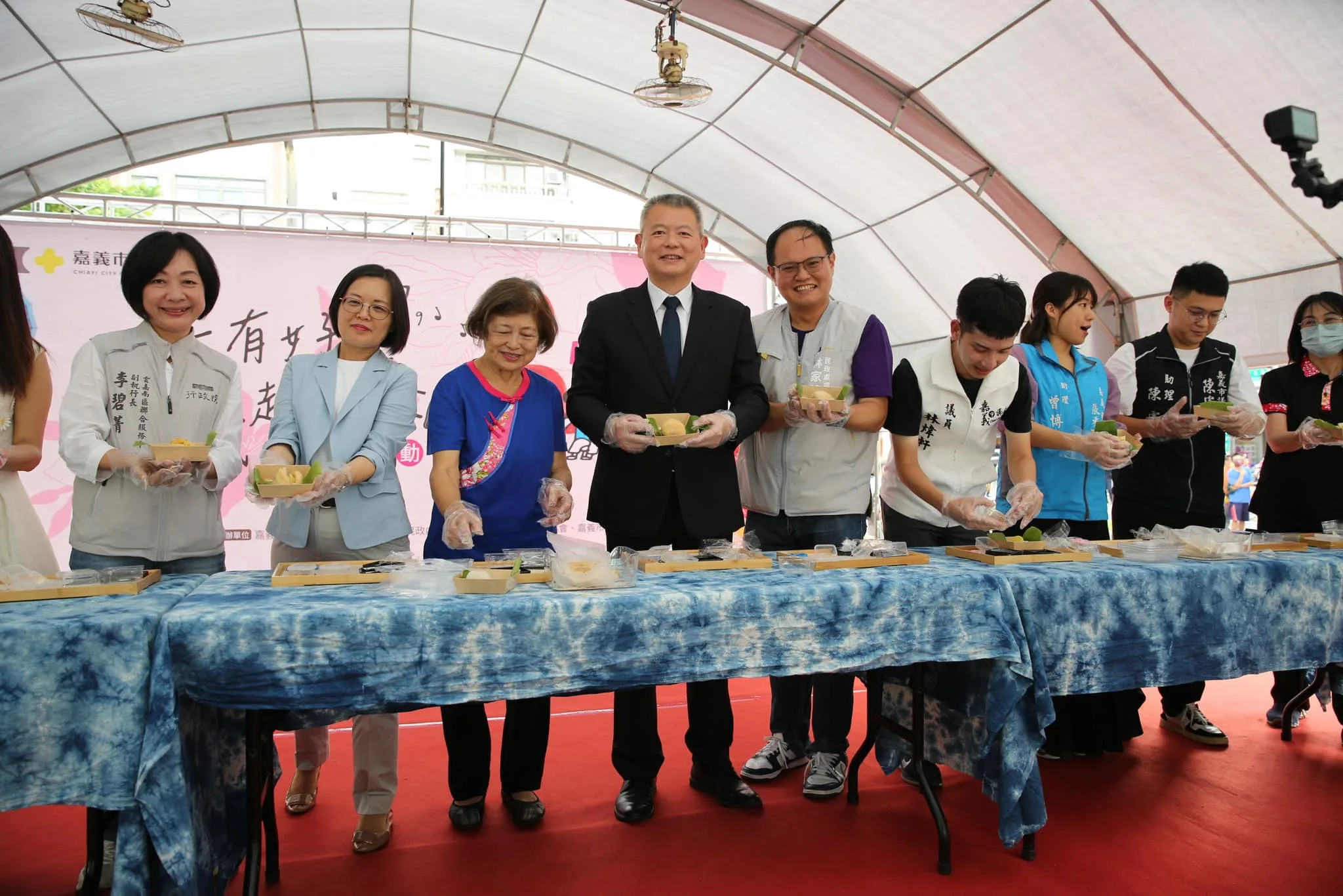 嘉義市政府攜手嘉義市客家文化協會在中央廣場舉辦「嘉有好客 義起來尞」成果展,眾人製作火雞肉飯粢粑。嘉義市政府提供