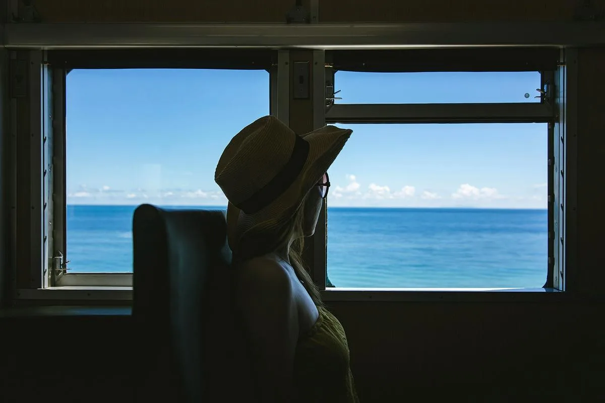 藍皮解憂號一大亮點是可開式復古車窗。翻攝自雄獅旅遊